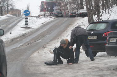 Киевляне массово травмируются на скользких дорогах