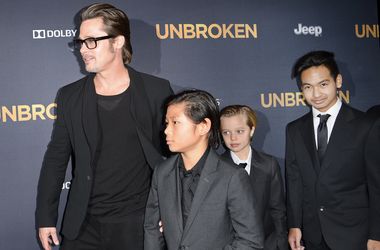 Брэд Питт привел на премьеру фильма Джоли родителей и троих сыновей