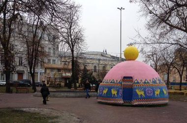 На Контрактовой площади появился дом святого Николая в виде вязаной шапочки