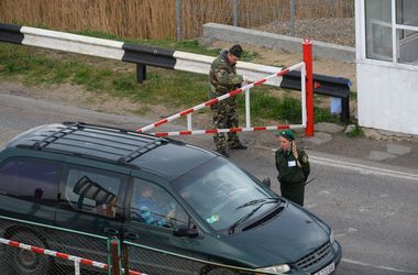 Пограничники объяснили, почему на границе с Крымом в очереди стоит более 1000 фур