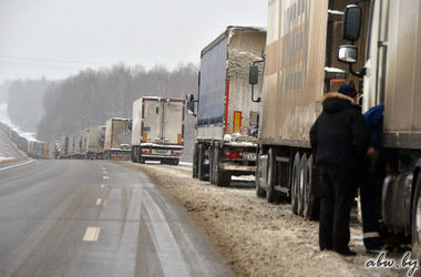 Белорусские таможенники задержали на границе 30 российских грузовиков с техникой