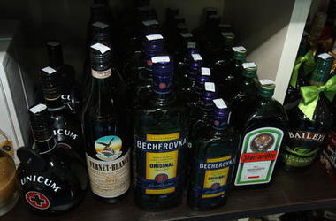 В Киеве у голосеевских торговцев отобрали 100 литров алкоголя