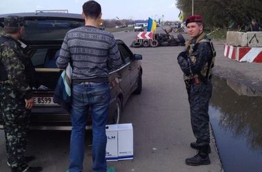 В Украине появился новый бизнес: вывоз авто из зоны боевых действий
