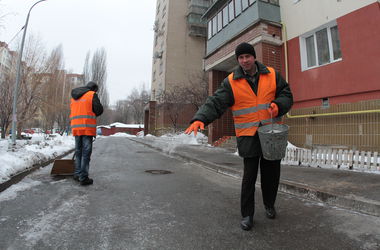 Киевляне массово падают на скользких тротуарах