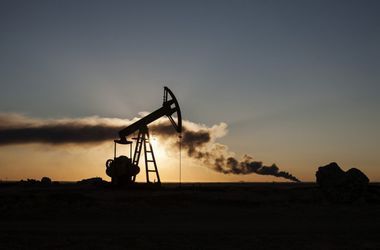 Мировые цены на нефть упали ниже $55