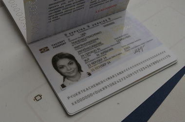 С понедельника украинцам начнут выдавать биометрические паспорта – Яценюк