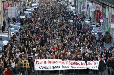 Во Франции около 700 тыс. человек приняли участие в безмолвных шествиях против терроризма