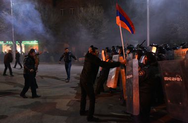 В Армении в столкновениях с полицией пострадало 14 человек