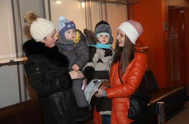В Донецке продолжают выдавать помощь детям