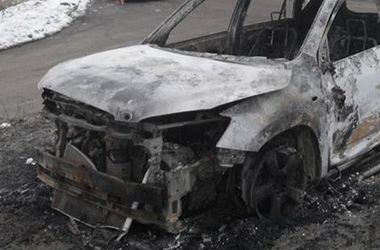 Подробности взрыва машины в Киеве: ЧП произошло из-за крана, оборвавшего электрокабель