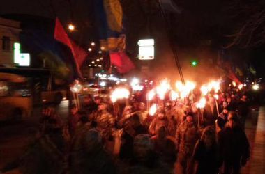 День памяти Героев крут в Киеве отметили массовым факельным шествием