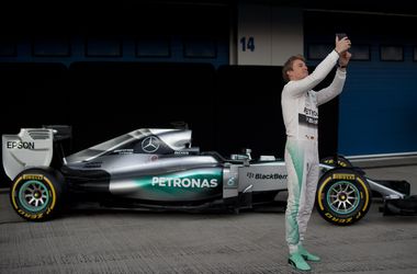"Мерседес" показал машину Формулы-1 на сезон-2015