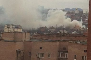 Пожар бушует среди жилых домов в Донецке