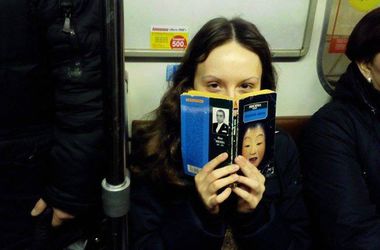 Киевлянка фотографирует пассажиров, которые читают в метро