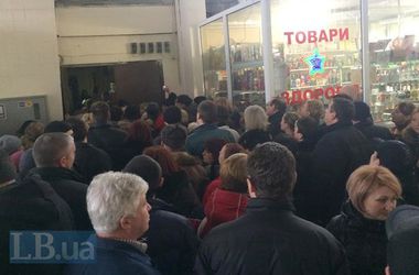 Прокуратура и СБУ проводят обыск на Владимирском рынке в Киеве