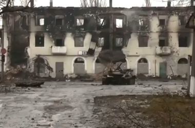 Углегорск в руинах: безлюдный город, разбитая техника и сгоревшие жилые дома