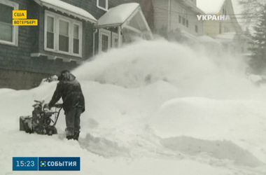 США снова завалило снегом: жители запасаются горючим