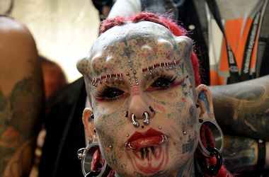 На фестивале в Венесуэле собрались люди с татуированными глазами и рогами