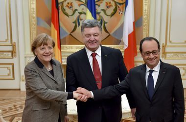 На переговорах Порошенко с Меркель и Олландом вопросы федерализации и внеблокового статуса Украины не поднимались