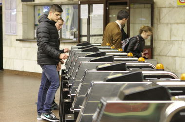 Киевляне массово бросились скупать последние жетоны метро по две гривни