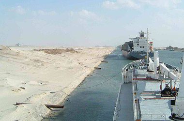 Из-за обрушившейся на Египет песчаной бури закрыт Суэцкий канал