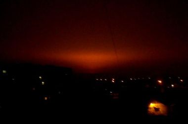 Два часа до перемирия: Небо в Донецке озаряют огненные вспышки