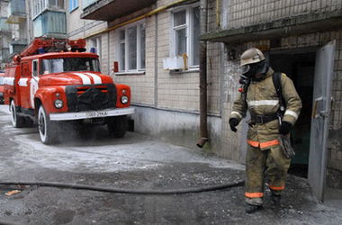 Киевские пожарные спасли консьержку из пылающего подъезда
