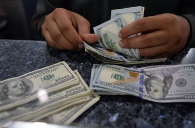 Курс доллара в обменниках вырос еще почти на 2 грн