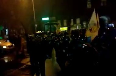 Между протестующими и правоохранителями под Нацбанком возникла драка