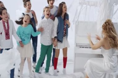 Тина Кароль представила патриотичный клип с детьми