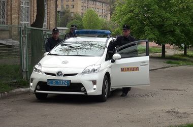 Киевские милиционеры поймали грабителя с пистолетом, напавшего на девушку