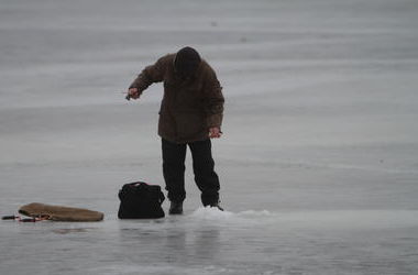 Под Киевом пожарные спасли человека, провалившегося под лед