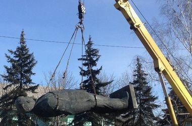 В Доброполье снесли памятник Ленину