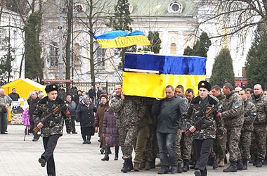 В Луцке похоронили 37-летнего бойца, погибшего шесть месяцев назад под Иловайском