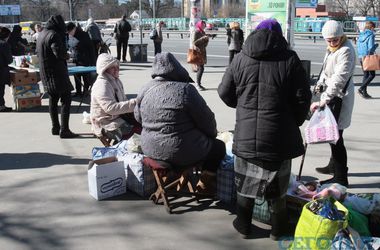 В Киеве массово разгоняют стихийных торговцев