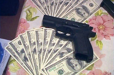 В Одессе задержали даму с 10 тысячами фальшивых долларов США и пистолетом