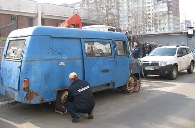 Киевляне массово просят убрать с их дворов ничейные автомобили