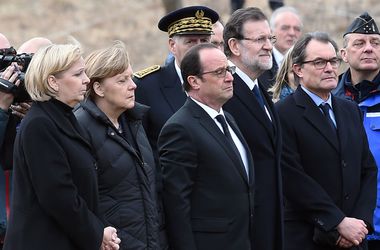 Меркель и Олланд приехали на место крушения самолета Airbus A320