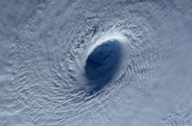 Астронавт сфотографировала из космоса супертайфун над Тихим океаном