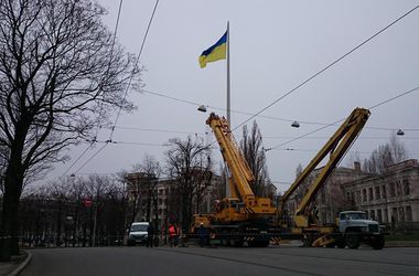 Ночной взрыв в Харькове признали терактом, а флагшток пришлось демонтировать