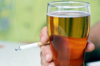 Кабмин хочет упростить импорт-экспорт алкоголя и сигарет