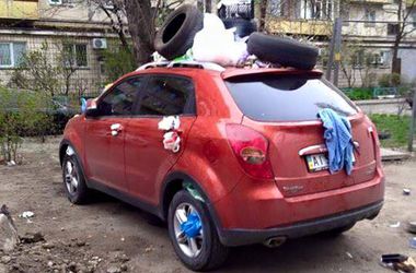 В Киеве машину забросали мусором за неправильную парковку