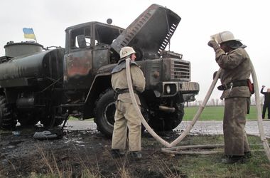 На трассе в Запорожской области загорелся военный бензовоз
