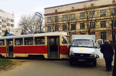 В Киеве трамвай протаранил грузовик с хлебом