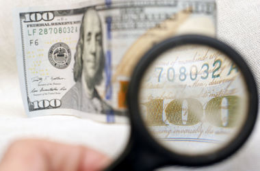 В обменниках доллар подешевел, а курс на межбанке резко вырос