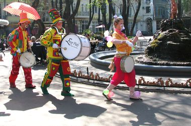 В центре Одессе гуляли клоуны с барабанами и чайником