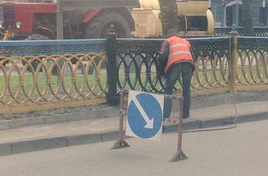В Киеве патриотический забор на бульваре Шевченко перекрасили в черный цвет