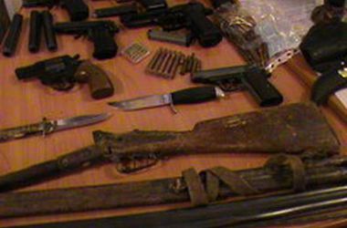 В Киеве аферист торговал оружием возле метро