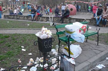 Пейзажная аллея в столице оккупирована торговцами и завалена мусором