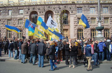 Митингующие в центре Киева хотят гречку по восемь гривен и старый курс доллара